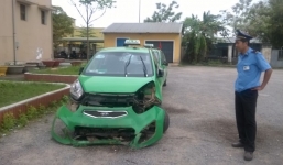 Nam thanh niên “cướp” xe taxi giữa đêm khuya rồi tông vào vỉa hè